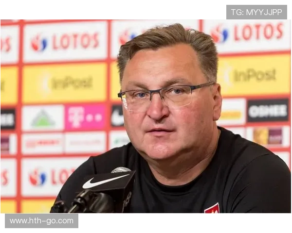 场边教练指挥区域互动,两位主帅战术博弈引人关注 场边教练指挥区域互动,两位主帅战术博弈引人关注